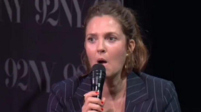 VÍDEO: Stalker interrompe evento da atriz Drew Barrymore e a obriga a deixar palco às pressas