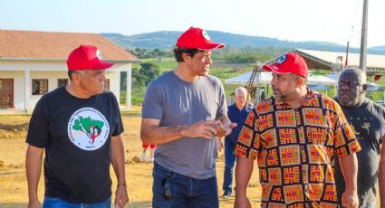 Raí, ex-jogador de futebol, visita escola do MST no sul da Bahia