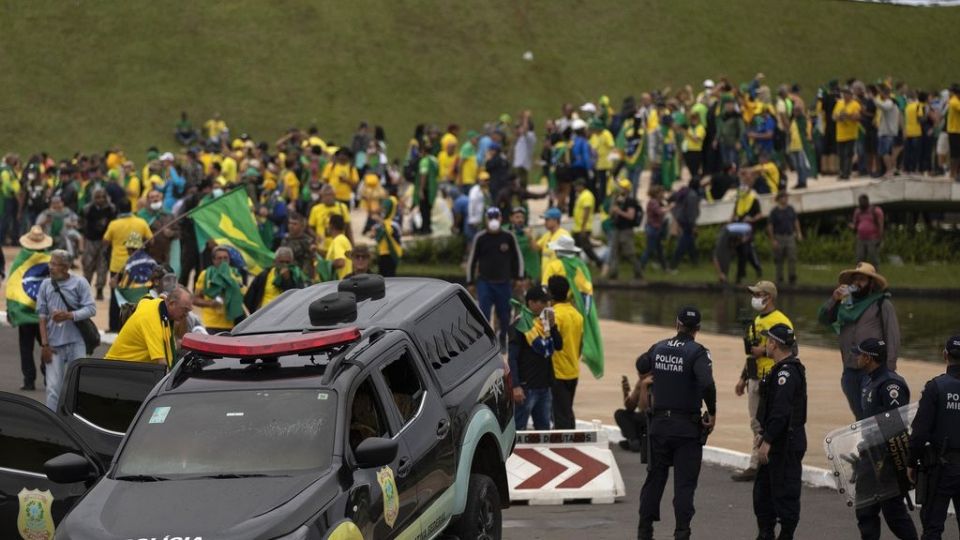 Polícia assiste aos atos golpistas de 8 de janeiro.