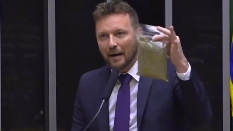 VÍDEO: Quantos baseados dá para fazer com 100 gramas de maconha? Deputado bolsonarista responde