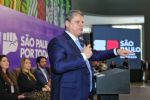 Tarcísio sente a pressão e diz que vai mandar imprimir material digital nas escolas