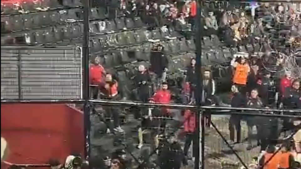 Antes do início da partida, torcedores argentinos fizeram gestos racistas contra corintianos