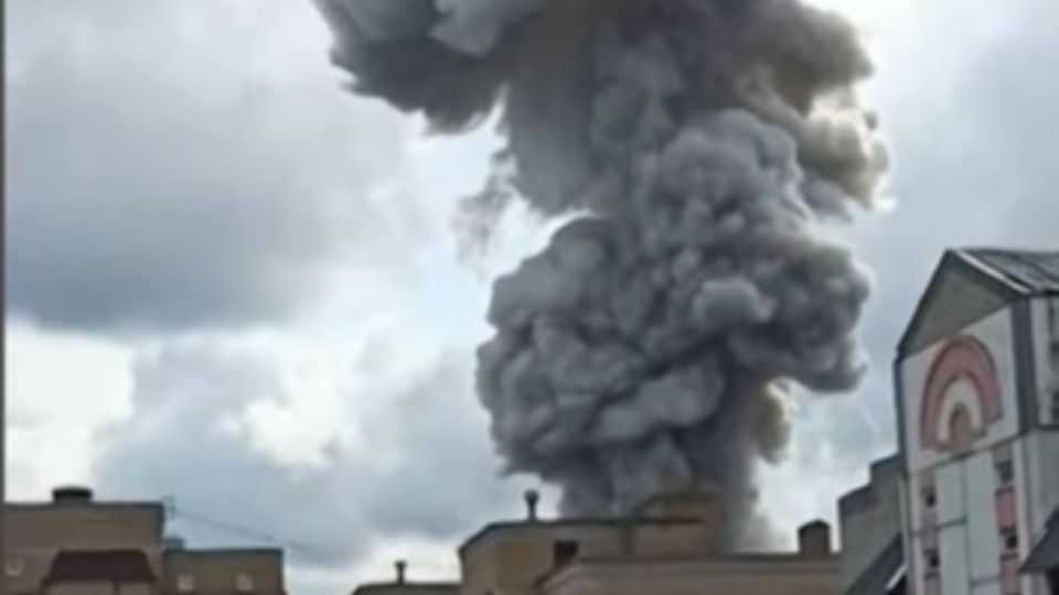 Cogumelo de fumaça formado pela explosão.