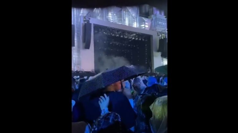 The Town (vídeo): rapaz de guarda-chuva revolta meninas que não conseguiam ver o show