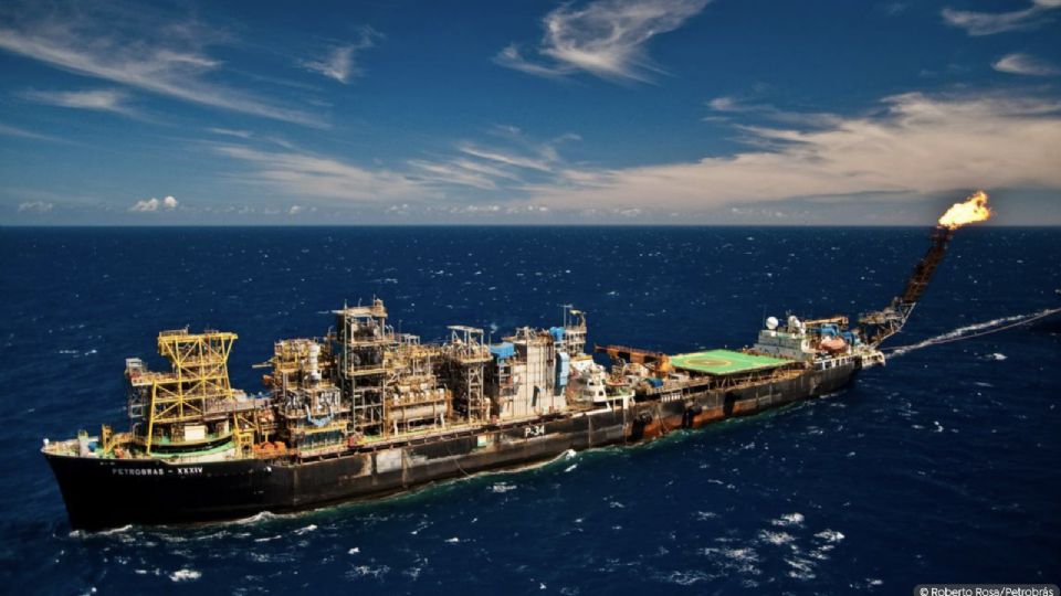 Brasil produz cada vez mais, mas exporta petróleo cru e importa diesel e derivados