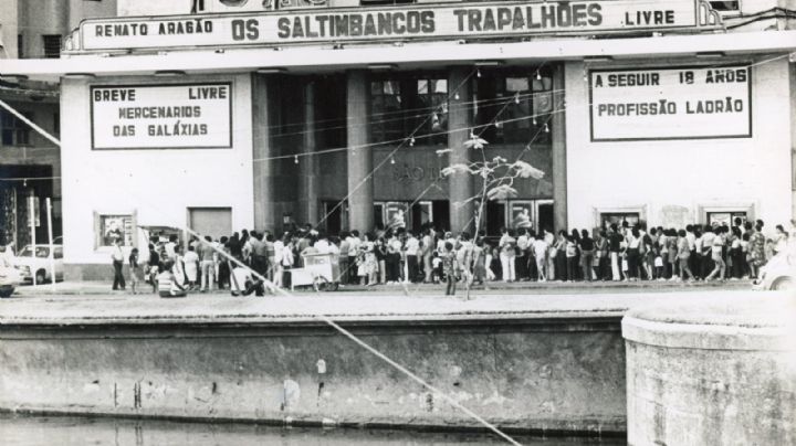 Olhando para a rua para não perder a parada em “Retratos fantasmas” – Por Cesar Castanha