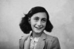 Professora é demitida por ler trechos "pornográficos" de O Diário de Anne Frank em sala de aula