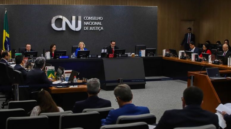 74% dos juízes recebem R$70 mil/mês e acham que ganham mal. 4 em 5 acham que trabalham demais. Em que país vivem?