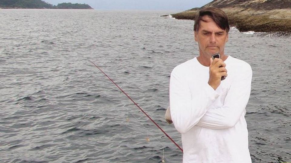 Jair Bolsonaro em área de conservação com vara de pesca; imagem foi feita durante abordagem dos fiscais do Ibama