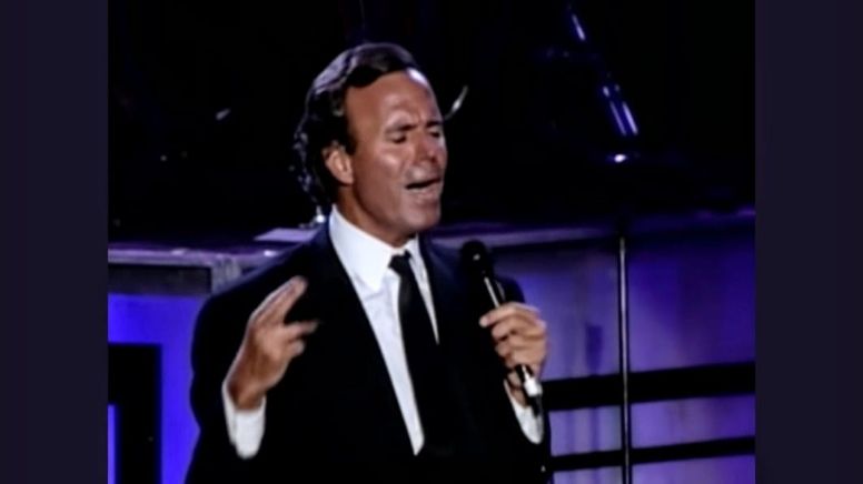 O bizarro motivo para a detenção de Julio Iglesias num aeroporto de Punta Cana