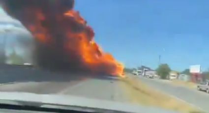 VÍDEO: Avião bate em poste, explode no ar e cai em rodovia enquanto pega fogo