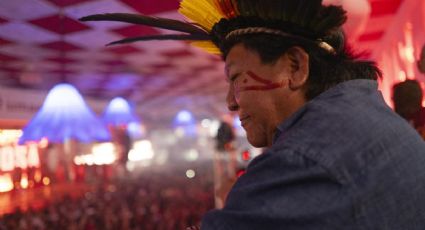 Resistência Yanomami ocupa a avenida no Carnaval do Rio