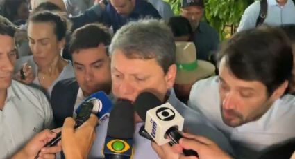 VÍDEO – Piso de evento do agronegócio paulista cede e Tarcísio toma susto ao quase cair