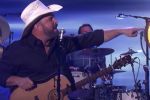 Garth Brooks é acusado de estupro por ex-funcionária da esposa