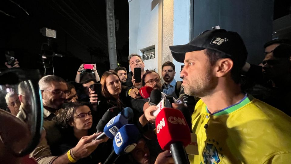 O candidato derrotado Pablo Marçal (PRTB) concede entrevista aos jornalistas em frente ao portão da mansão onde mora, nos Jardins, zona sul de São Paulo