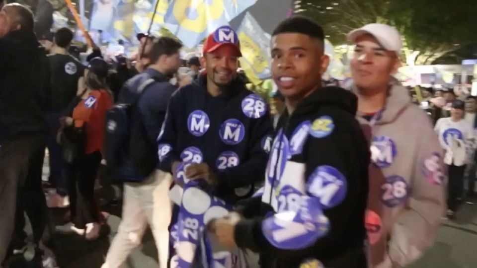 Apoiadores de Marçal esperam o candidato antes do debate final na TV Globo.
