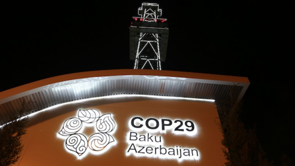 No centro de Baku, símbolo da COP fica sob réplica de torre de exploração de petróleo, responsável pela riqueza do Azerbaijão.
