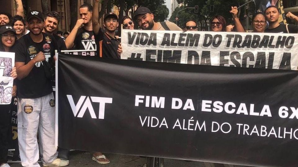 Integrantes do Movimento Vida Além do Trabalho erguem cartazes com palavras de ordem contra a escala de trabalho 6x1