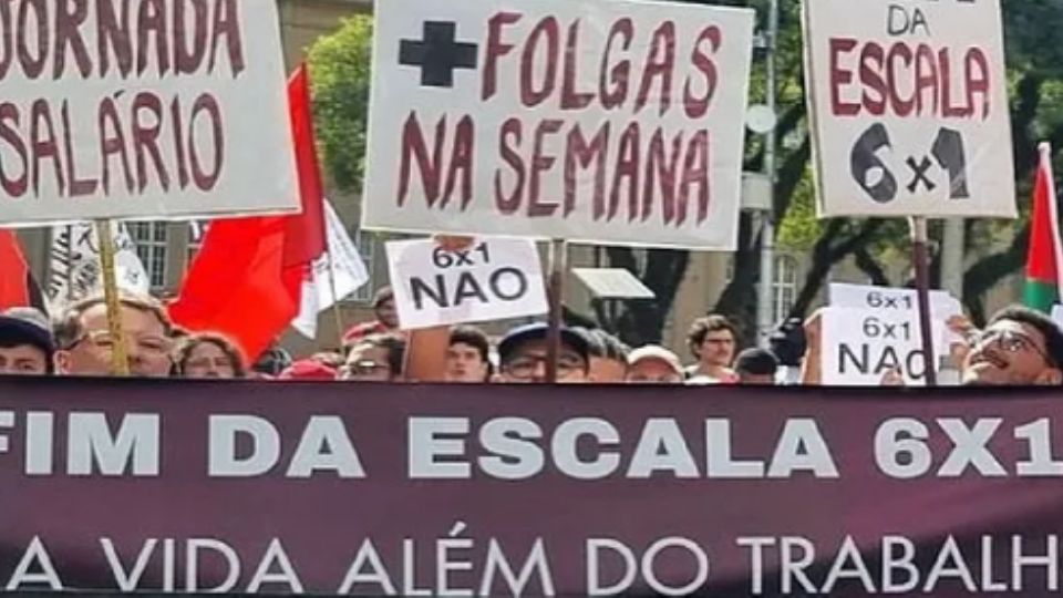 Manifestantes erguem placas com palavras de ordem contra a escala de trabalho 6x1
