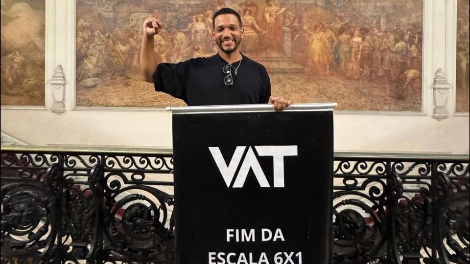 Ativista Rick Azevedo segura cartaz do movimento Vida Além do Trabalho na Assembleia Legislativa do Rio de Janeiro