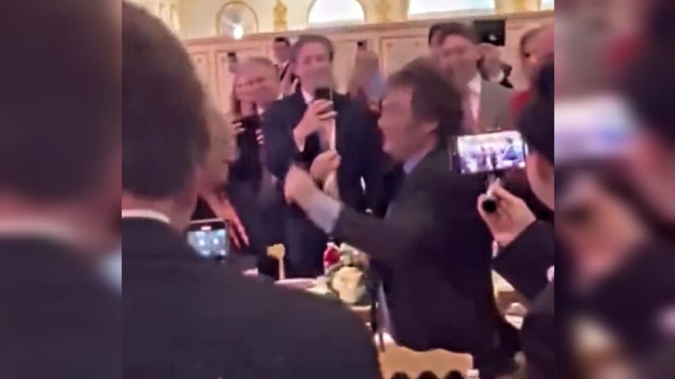 Presidente argentino está sendo chamado de 'palhaço' e 'bobo da corte' pelo papel a que se sujeitou no evento de milionários.