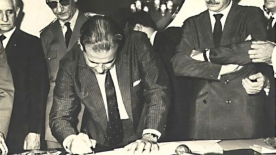Joao Goulart assinando documento do 13º salário