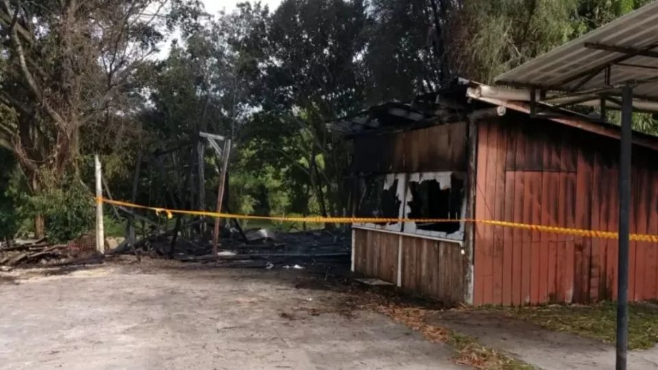 Casa incendiada com cordão de isolamento do corpo de bombeiros