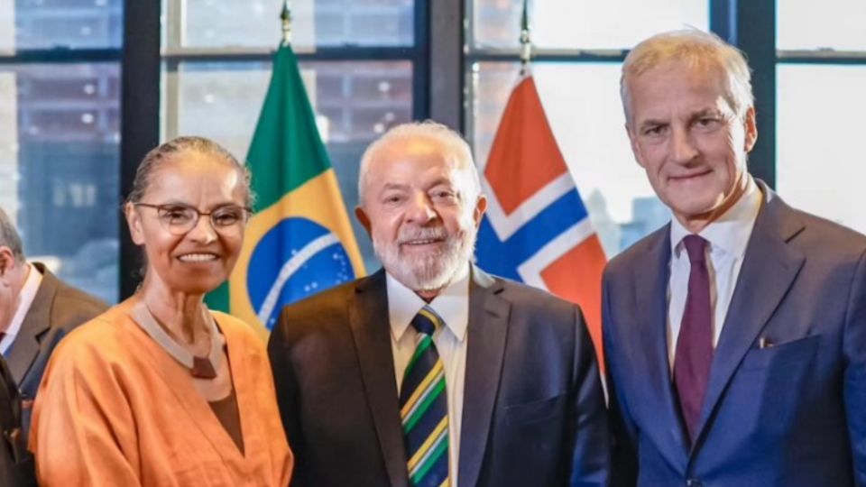 Ministra Marina Silva (esquerda), presidente Lula (centro) e Jonas Gahr Store (direita)