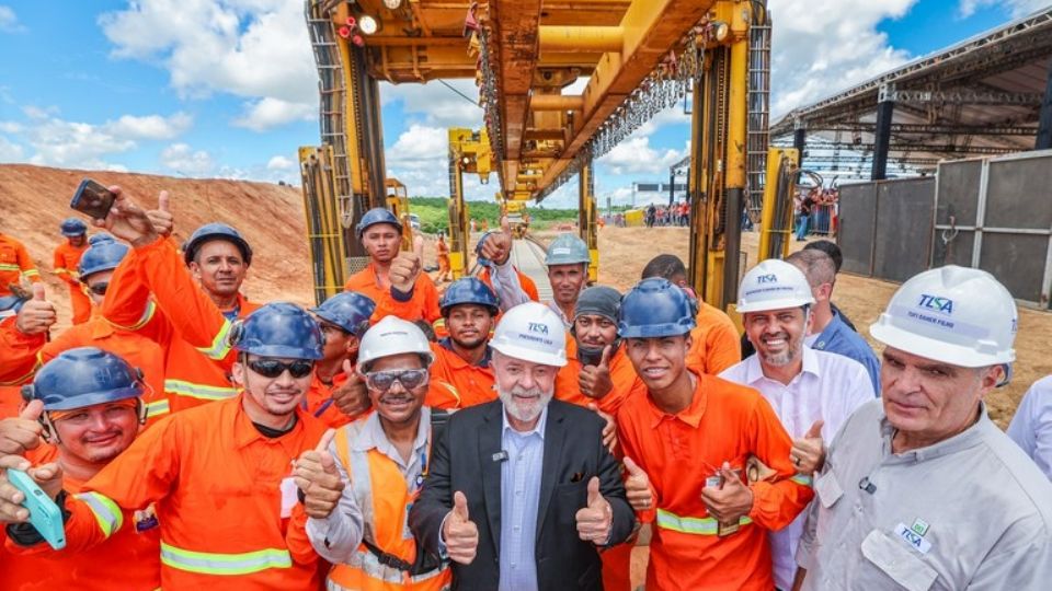 Lula em obra com trabalhadores