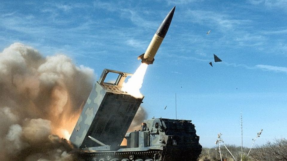 Imagem do míssil do Atacms lançado pelo sistema M270 MLRS, em 2006