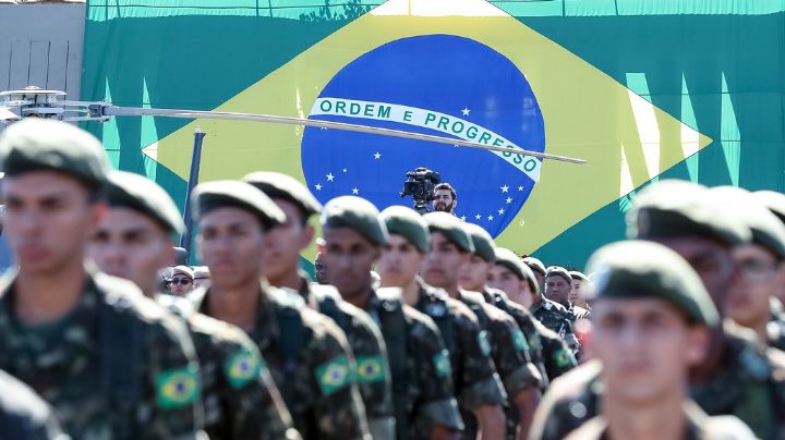 Indisciplina militar - por Chico Teixeira