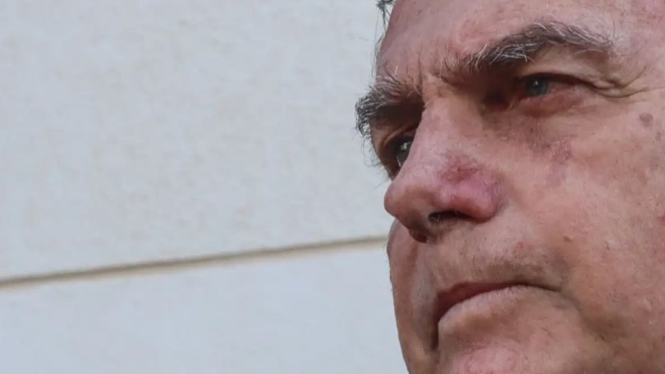 Jair Bolsonaro com o rosto levemente apontado para a esquerda