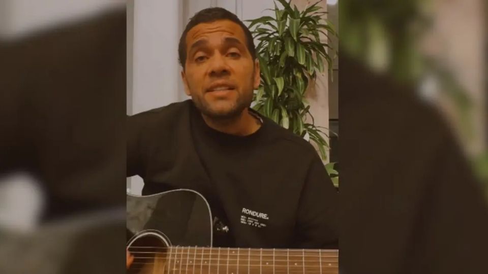 Jogador canta e toca violão