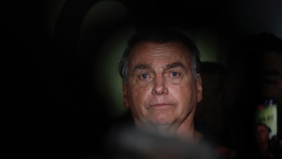 O ex-presidente Jair Bolsonaro em conversa com jornalistas no Aeroporto de Brasília