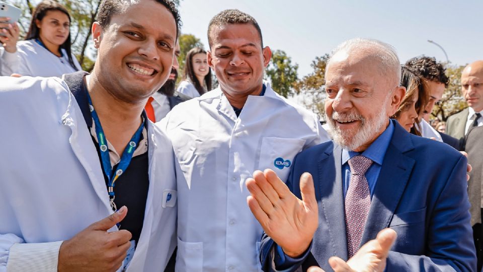 Presidente da República, Luiz Inácio Lula da Silva, durante visita às instalações da fábrica de polipeptídeo sintético da EMS em Hortolândia-SP.