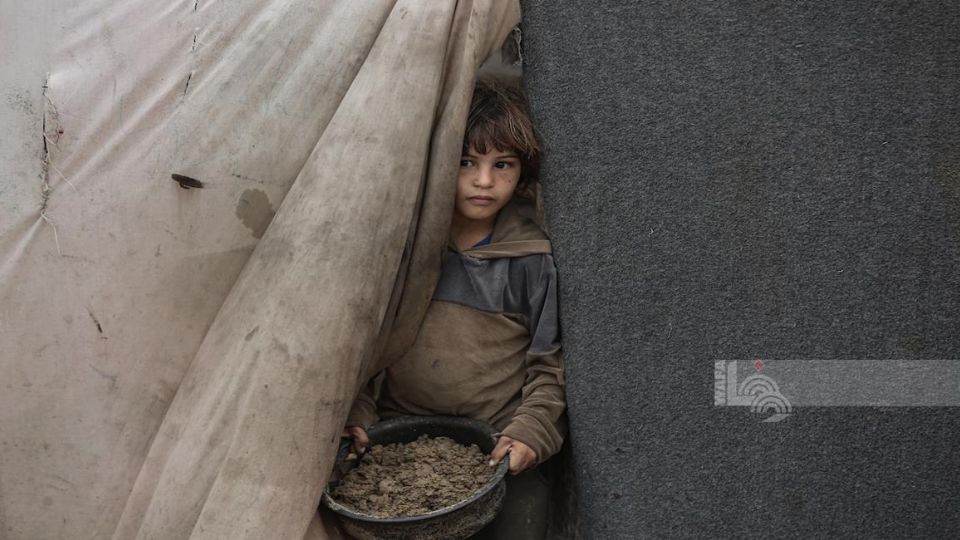 Criança refugiada em tenda em Deir el-Balah