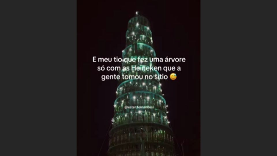 Árvore de Natal feita com garrafas de cerveja