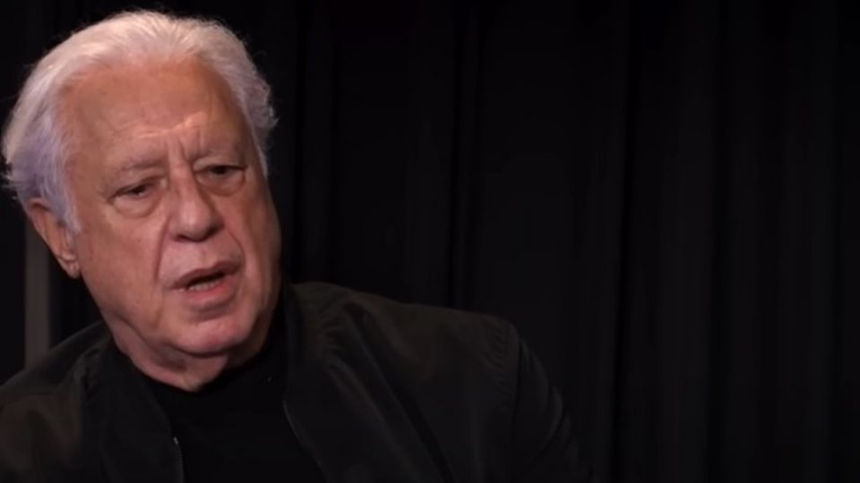 Antônio Fagundes veste casaco preto e todo o resto de conjunto também preto. Ele está sentado de frente para o entrevistador,  Tabet.