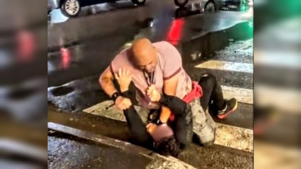 Adenilson Lima dos Santos, filho do boxeador Maguila, sobre o corpo de um vendedor ambulante o espancando, na frente de uma casa noturna de São Paulo