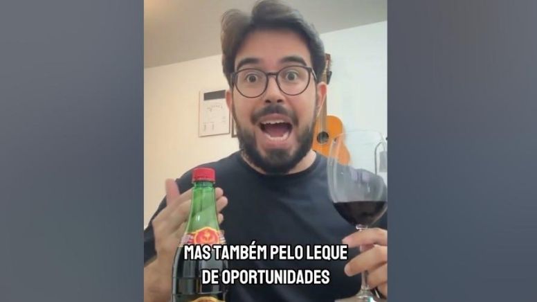 Humorista bomba ao harmonizar vinho com miojo e “prensadão de Osasco”