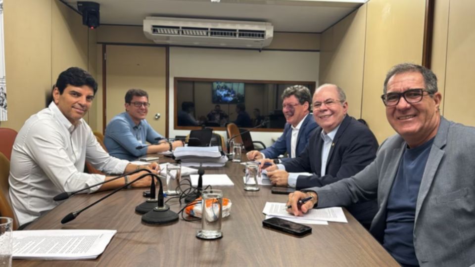 Deputados Luiz Gastão (PSD-CE), Claudio Cajado (PP-BA), Reginaldo Lopes (PT-MG), Hildo Rocha (MDB-MA), Joaquim Passarinho (PL-PA), Augusto Coutinho (Republicanos-PE) e Moses Rodrigues (União-CE) debatem Reforma Tributária