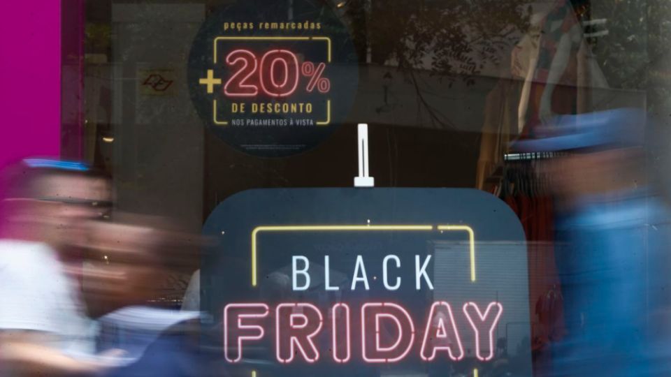 Fachada de loja com cartazes anunciando descontos na Black Friday
