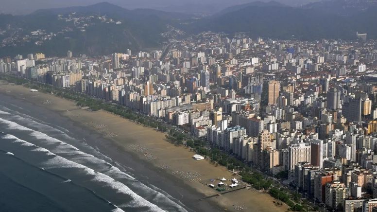 Mancha verde entra pelo canal e invade o mar em Santos