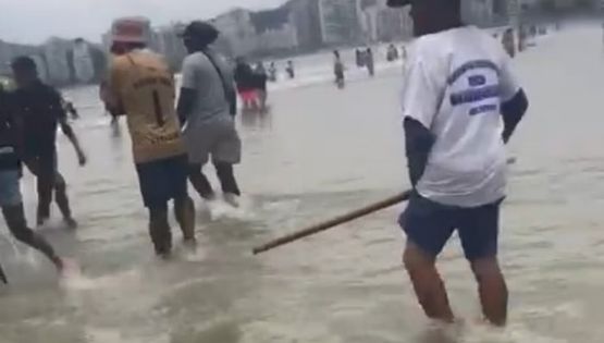 CENAS FORTES: Suspeito de roubo é espancado em praia do litoral de SP: "Vão matar ele"