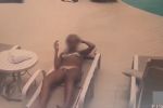 Foto ilustrativa de la nota titulada: VÍDEO: bala perdida atinge cabeça de mulher que tomava sol em condomínio