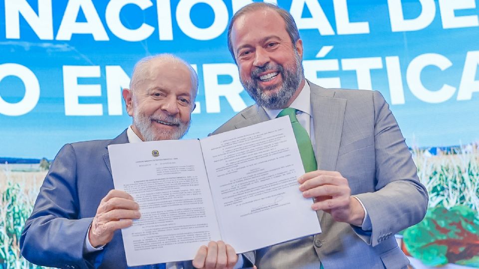 Presidente da República, Luiz Inácio Lula da Silva e o Ministro de Minas e Energia, Alexandre Silveira, durante reunião extraordinária do Conselho Nacional de Política Energética – CNPE