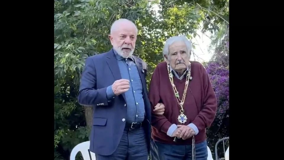 O presidente brasileiro de braço dado com o amigo uruguaio