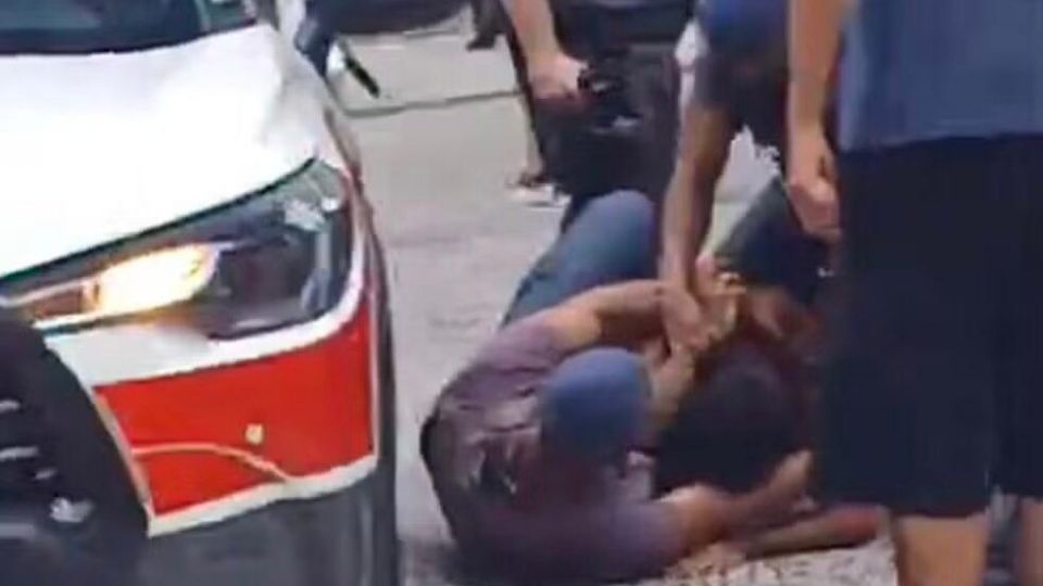 Agente aplica 'mata-leão'