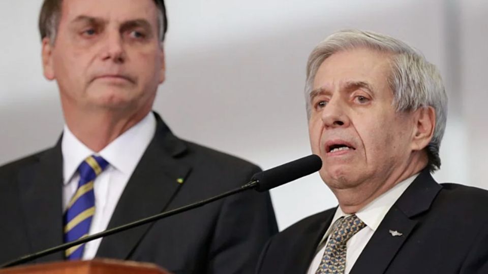 Jair Bolsonaro deixa Heleno a sós em trama golpista