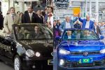 Lula e Alckmin reeditam foto histórica na fábrica da Volkswagen mais de 20 anos depois
